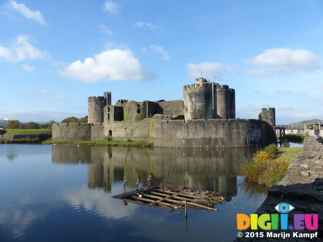 FZ023971 Caerphilly castle